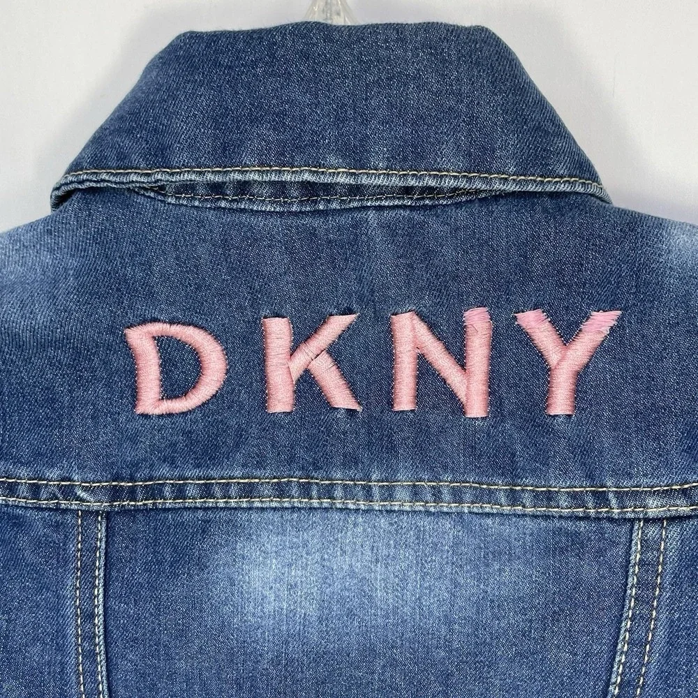 DKNY Girls Denim Jean Jacket Size 5 Blue Pink Embroidered Logo Snap‎ Front